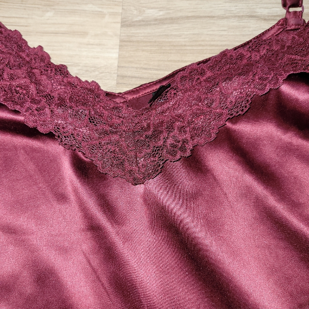 Torrid Sexy SATIN & LACE BURGUNDY Cami / Size 1 / Plus Size - Picture 2 of 3